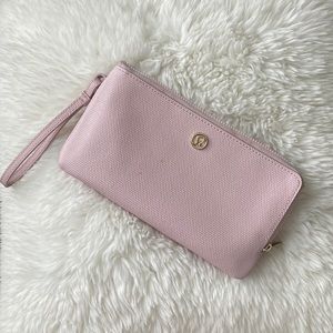 Super cute pink lulu lemon wallet!💖 Perfect to hold all cards and even a phone!